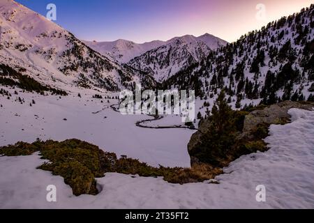 Paysage de montagne enneigé au crépuscule dans les Pyrénées Banque D'Images