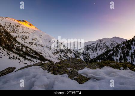 Coucher de soleil sur une montagne enneigée dans les Pyrénées Banque D'Images