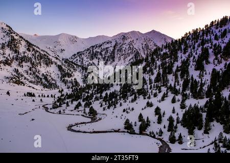 Paysage de montagne enneigé au crépuscule dans les Pyrénées Banque D'Images