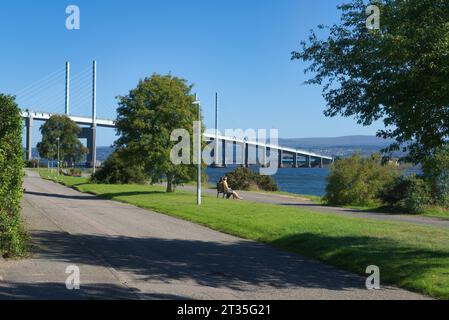 En regardant vers le sud jusqu'au pont routier de Kessock (A9) depuis le nord du village de Kessock. Beauly Firth et Moray Firth jusqu'à la ville d'Inverness. Inverness, Highland, Écosse Banque D'Images