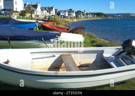 Vue au sud de la côte historique le long de la côte de la célèbre baie de Findhorn. Bateaux dans la baie, marée pleine. Estuaire sur Moray Firth, Highland, Écosse, Royaume-Uni Banque D'Images