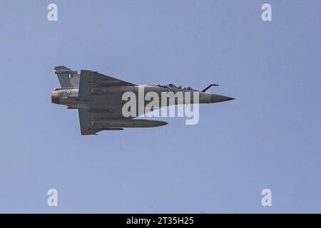 Thessalonique, Grèce. 23 octobre 2023. Un Mirage 2000-5 de l'armée de l'air grecque survole la ville. (Image de crédit : © Giannis Papanikos/ZUMA Press Wire) USAGE ÉDITORIAL SEULEMENT! Non destiné à UN USAGE commercial ! Banque D'Images