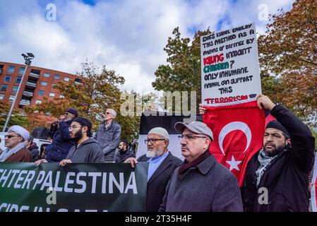 Des manifestants prennent part à une manifestation pacifique pro-palestinienne. La police estime qu'environ 1 500 manifestants pro-palestiniens ont assisté à la marche de protestation. Les manifestants se sont rassemblés dans le parc du Transvaal de la Haye et ont ensuite marché sur une courte distance jusqu'au parc Zuiderpark. Les manifestants attirent l'attention sur "l'injustice qui se produit dans le monde et surtout en ce moment en Palestine ou à Gaza. Il arrive que l'aide ait finalement atteint Gaza pour la première fois depuis qu'Israël a imposé un blocus suite à l'attaque du Hamas qui a tué 1 400 personnes en Israël. L'aide s'élevait à vingt camions, une insignifica Banque D'Images