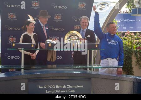 Ascot, Berkshire, Royaume-Uni. 21 octobre 2023. L'entraîneur John Gosden (2e R) et le jockey Frankie Dettori (R) après avoir remporté la QIPCO British Champions longue distance Cup sur le cheval Trawlerman lors de la QIPCO British Champions Day à l'hippodrome d'Ascot. Entraîneur John & Thady Gosden Newmarket. Propriétaire Godolphin. Ce sera aujourd’hui la dernière course de Frankie Dettori au Royaume-Uni avant qu’il ne se dirige vers les États-Unis pour y poursuivre sa carrière. Crédit : Maureen McLean/Alamy Banque D'Images