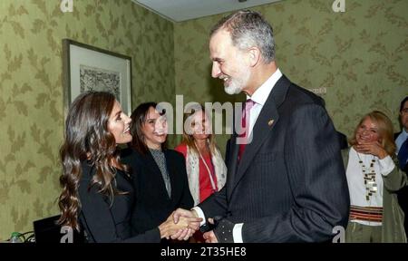 Madrid, Espagne. 23 octobre 2023. Les rois Felipe et Letizia recréent leur salutation complice sur le plateau de la RTVE 20 ans plus tard, il est arrivé dans l'édition 2003 et les deux se serrent discrètement la main quelques jours avant que leur cour ne soit annoncée. Crédit : CORDON PRESS/Alamy Live News Banque D'Images