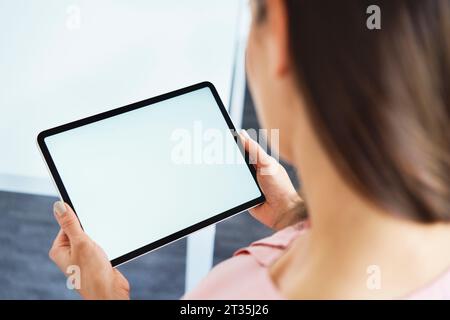 Gros plan d'une femme tenant la tablette dans le bureau Banque D'Images