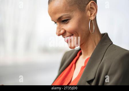 Gros plan d'une femme souriante portant un blazer Banque D'Images