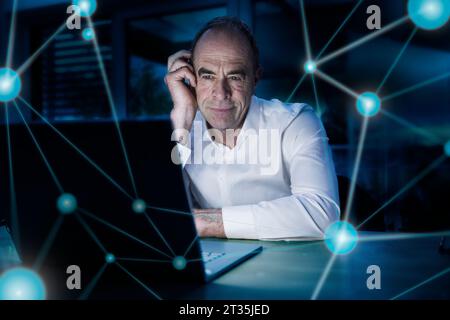 Image composite numérique de points de connexion et homme d'affaires réfléchi avec ordinateur portable dans le bureau Banque D'Images