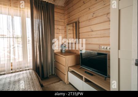 TV gardé sur le meuble dans la chambre à la maison Banque D'Images