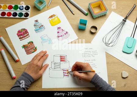 Esquisses de créateurs de gâteaux dessinés sur papier. Banque D'Images