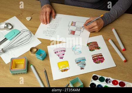 Esquisses de créateurs de gâteaux dessinés sur papier. Banque D'Images