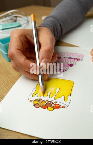 Esquisses de créateurs de gâteaux dessinés sur papier. Banque D'Images