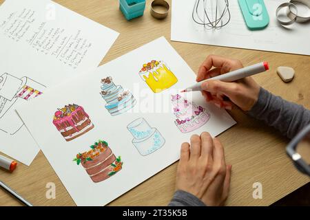 Esquisses de créateurs de gâteaux dessinés sur papier. Banque D'Images