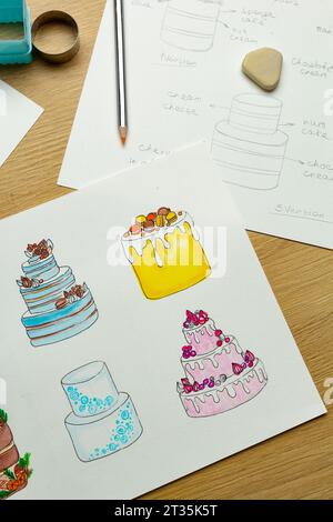 Esquisses de créateurs de gâteaux dessinés sur papier. Banque D'Images