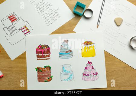 Esquisses de créateurs de gâteaux dessinés sur papier. Banque D'Images