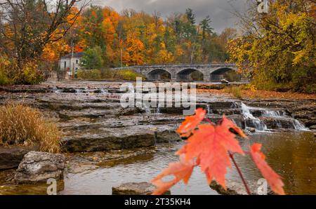 Pakenham 5 Pont en pierre en arc qui traverse le fleuve Mississippi par une journée nuageuse d'automne à Pakenham, Canada Banque D'Images