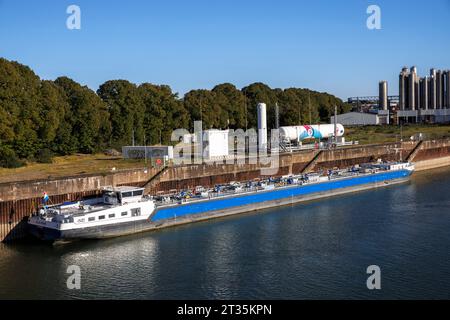 Navire à cargaison liquide Blue Renee à la station de soutage de gaz naturel liquéfié (GNL) du port du Rhin dans le district de Niehl, C Banque D'Images