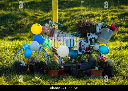 Le vélo décoré au port de Niehler commémore une jeune femme et son fils qui ont été assassinés à cet endroit à Novermber 2021, Cologne, Allemagne. geschm Banque D'Images