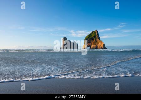 Nouvelle-Zélande, Île du Sud Nouvelle-Zélande, Puponga, Wharariki Beach avec les îles Archway en arrière-plan Banque D'Images