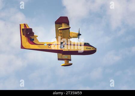 Thessalonique, Grèce. 23 octobre 2023. Un Canadair CL-415 de la Force aérienne grecque survole la ville. (Image de crédit : © Giannis Papanikos/ZUMA Press Wire) USAGE ÉDITORIAL SEULEMENT! Non destiné à UN USAGE commercial ! Banque D'Images