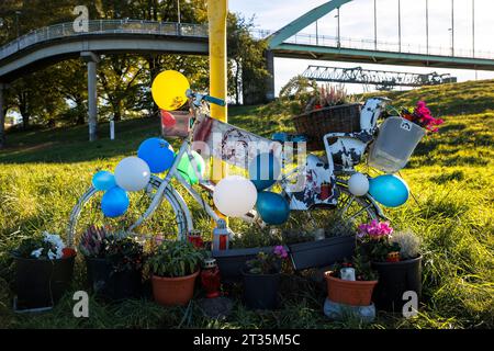 Le vélo décoré au port de Niehler commémore une jeune femme et son fils qui ont été assassinés à cet endroit à Novermber 2021, Cologne, Allemagne. geschm Banque D'Images
