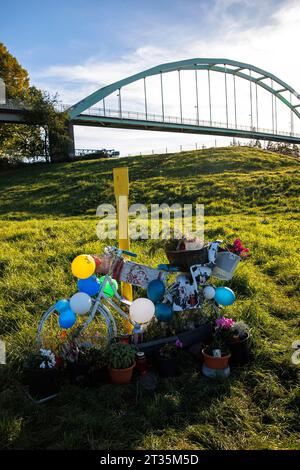 Le vélo décoré au port de Niehler commémore une jeune femme et son fils qui ont été assassinés à cet endroit à Novermber 2021, Cologne, Allemagne. geschm Banque D'Images
