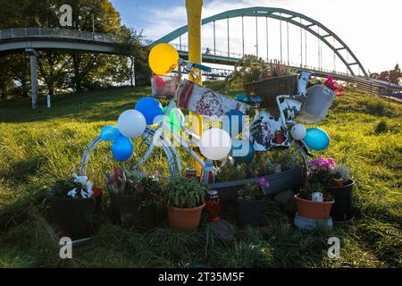Le vélo décoré au port de Niehler commémore une jeune femme et son fils qui ont été assassinés à cet endroit à Novermber 2021, Cologne, Allemagne. geschm Banque D'Images