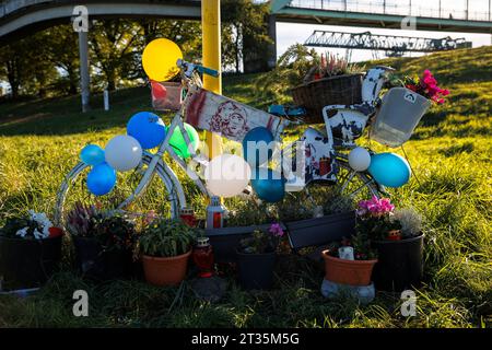 Le vélo décoré au port de Niehler commémore une jeune femme et son fils qui ont été assassinés à cet endroit à Novermber 2021, Cologne, Allemagne. geschm Banque D'Images