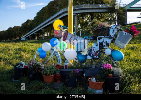 Le vélo décoré au port de Niehler commémore une jeune femme et son fils qui ont été assassinés à cet endroit à Novermber 2021, Cologne, Allemagne. geschm Banque D'Images