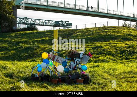 Le vélo décoré au port de Niehler commémore une jeune femme et son fils qui ont été assassinés à cet endroit à Novermber 2021, Cologne, Allemagne. geschm Banque D'Images