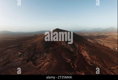 Pic de montagne volcanique devant le ciel à Fuerteventura Banque D'Images
