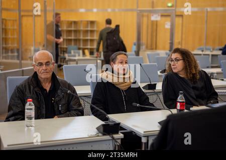 Duesseldorf, Allemagne. 23 octobre 2023. Les parents de l'Irfan DIP assassiné, Ali DIP (l) et Karin DIP (m), siègent en tant que plaignants conjoints avec leur avocat dans la salle d'audience. Depuis lundi, un syrien de 27 ans est jugé devant la haute Cour régionale pour deux meurtres sanglants et trois tentatives de meurtre à Duisbourg. Crédit : Christoph Reichwein/dpa/Alamy Live News Banque D'Images