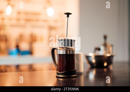 Cafetière à piston française sur la table à la maison Banque D'Images