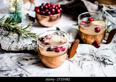 Tasses de Moscow mule boire avec des canneberges et des épices sur la table Banque D'Images