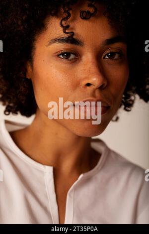 Jeune femme avec des cheveux bouclés Banque D'Images