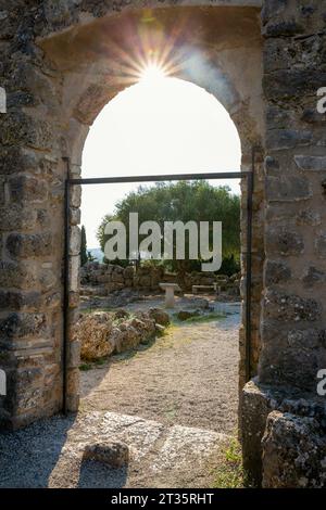 Grèce, Épire, Soleil brillant sur la porte en pierre dans Necromanteion d'Acheron Banque D'Images