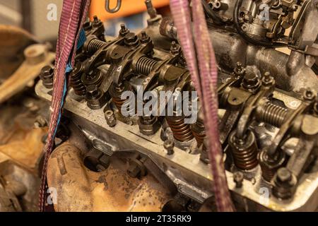 Gros plan présentant les soupapes complexes d'un moteur vintage en cours de restauration méticuleuse. Détail des soupapes de moteur vintage restaurées Copyright : xfilippoxcarlotx 1375 crédit : Imago/Alamy Live News Banque D'Images