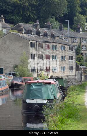 Cottages en terrasse et bateau à côté du canal Rochdale à Hebden Bridge West Yorkshire England Banque D'Images