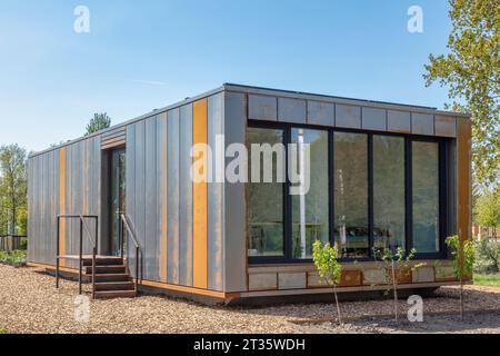 Almere, pays-Bas - 21 avril 2022 : nouvelle petite maison en acier corten de conception contemporaine sur la Floriade expo à Almere, pays-Bas Banque D'Images