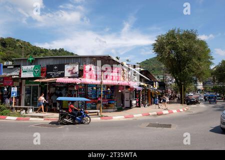 Hauptstrasse in Ao Nang - Krabi - Thailand, Januar 2023 *** main Street in Ao Nang Krabi Thailand, January 2023 Credit : Imago/Alamy Live News Banque D'Images