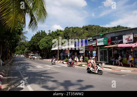 Hauptstrasse in Ao Nang - Krabi - Thailand, Januar 2023 *** main Street in Ao Nang Krabi Thailand, January 2023 Credit : Imago/Alamy Live News Banque D'Images