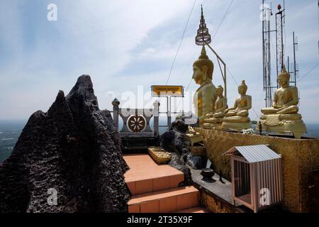 Buddha-Statuen oben am Berg - Tiger Cave Temple Wat Tham Sua - Krabi - Thaïlande, Januar 2023 *** statues de Bouddha au sommet de la montagne Tiger Cave Temple Wat Tham Sua Krabi Thaïlande, janvier 2023 crédit : Imago/Alamy Live News Banque D'Images