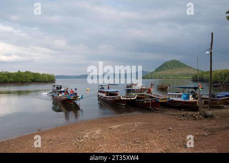 DAS Longtailboot vom Laem Kruat Pier à Krabi kommt am Mutu Pier an - Koh Jum - Thaïlande, janvier 2023 *** le bateau à longue queue de Laem Kruat Pier à Krabi arrive à Mutu Pier sur Koh Jum Thaïlande, janvier 2023 crédit : Imago / Alamy Live News Banque D'Images