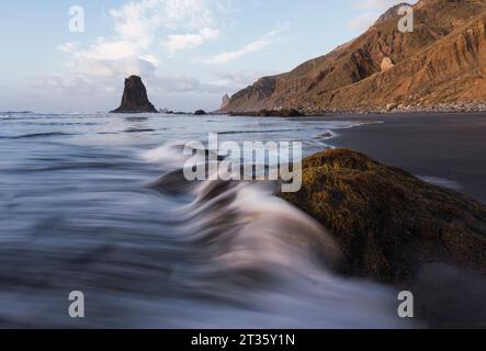 Vagues s'écrasant sur les rochers à la plage de Playa de Benijo Banque D'Images