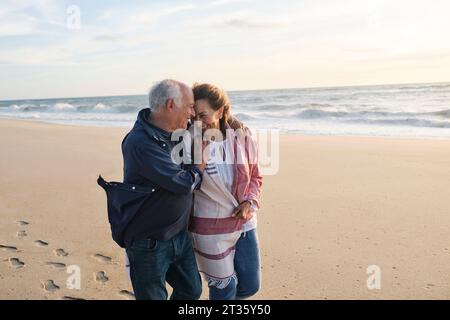 Amoureux couple senior ensemble s'amusant à la plage Banque D'Images