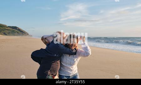 Joyeux couple senior s'amusant à la plage Banque D'Images