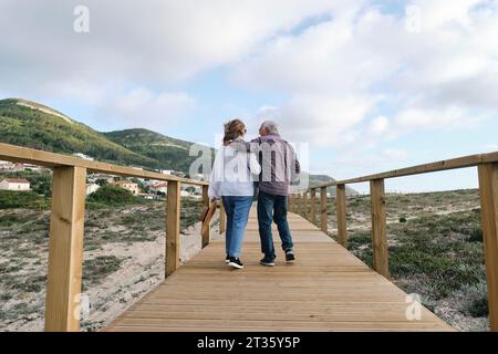 Heureux couple senior marchant ensemble sur la promenade Banque D'Images