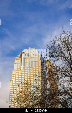 La tour est étincelante de Bankers Hall au centre-ville de Calgary, en Alberta Banque D'Images