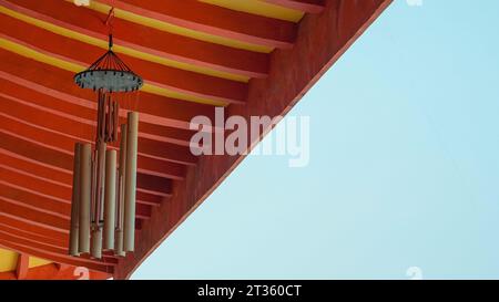 Artisanat, carillons de vent sont fabriqués à partir de bambou, puis suspendus pour faire un son lorsqu'ils sont exposés au vent, utilisés comme décorations extérieures Banque D'Images