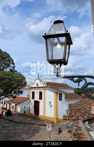 Tiradentes, Minas Gerais, Brésil - 08 octobre 2023 : vue de l'église BOM Jesus da Pobreza dans le centre historique Banque D'Images